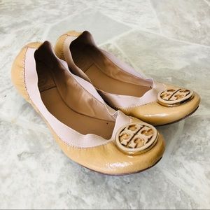 TORY BURCH Caroline tan Patent leather ballet flats size 6